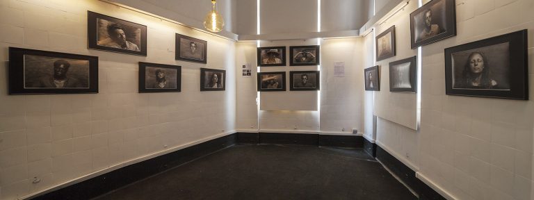 UV portrait - Portrait UV : salle d'exposition du collectif La Main lors de l'exposition Hail to the Sun organisée par le photographe Pierre-Louis Ferrer.