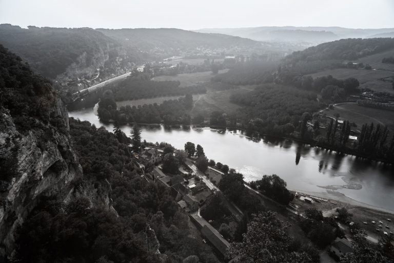Panorama de la vallée de la Dordogne depuis le bélédère des jardins de Marqueyssac. Photographie en ultraviolet réalisée par le photographe Pierre-Louis Ferrer, spécialiste en photographie dans l'ultraviolet et l'infrarouge.