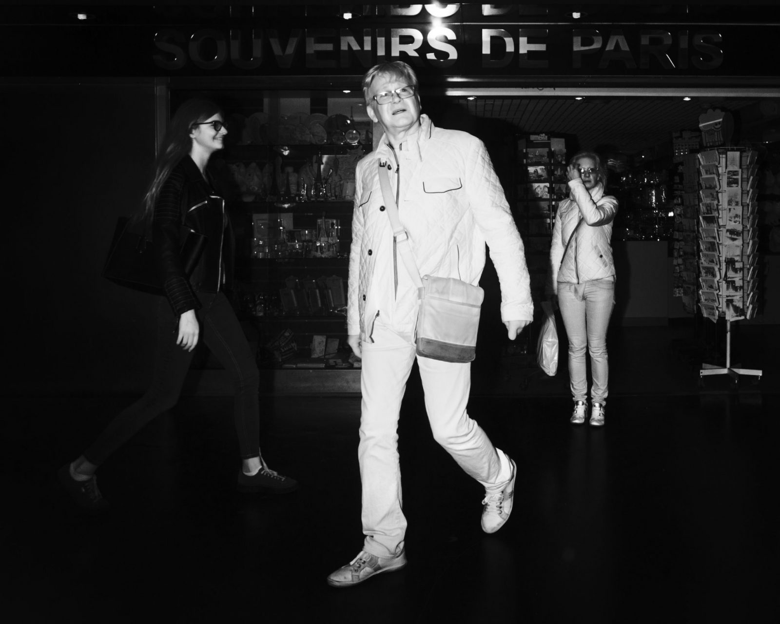 Vie du métro parisien. Photographie au flash infrarouge issue de la série Underground et réalisée par le photographe Pierre-Louis Ferrer, spécialiste en photographie dans l'ultraviolet et l'infrarouge.