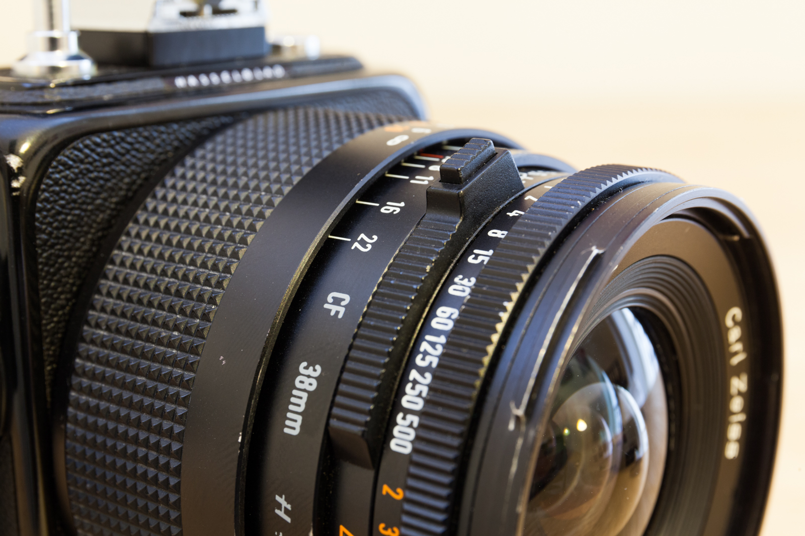 Molette de synchronisation ouverture et vitesse de l'objectif Biogon 38mm F/4.5 du moyen-format argentique Hasselblad SWC/M.