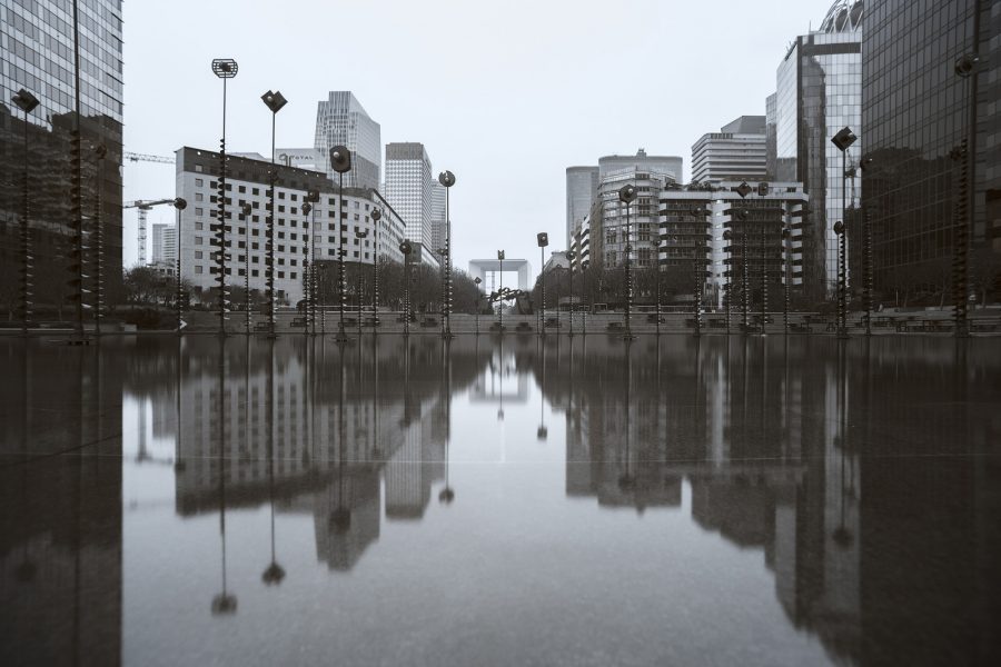 Esplanade de la Défense et reflet des immeubles dans le bassin de Takis. Photographie en ultraviolet réalisée par le photographe Pierre-Louis Ferrer, spécialiste en photographie dans l'ultraviolet et l'infrarouge.