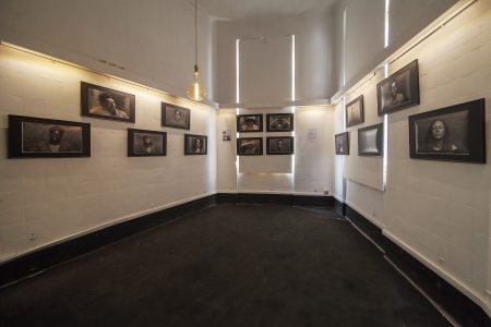 Salle d'expositions du collectif La Main durant l'exposition Hail to the Sun du photographe professionnel Pierre-Louis Ferrer.