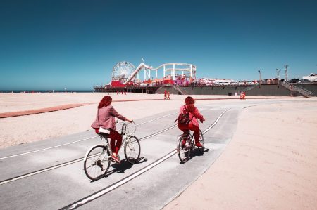 Promenade de Venice Beach, Los Angeles. Photographie infrarouge, aérochrome numérique, réalisée par le photographe Pierre-Louis Ferrer, spécialiste en photographie dans l'ultraviolet et l'infrarouge.