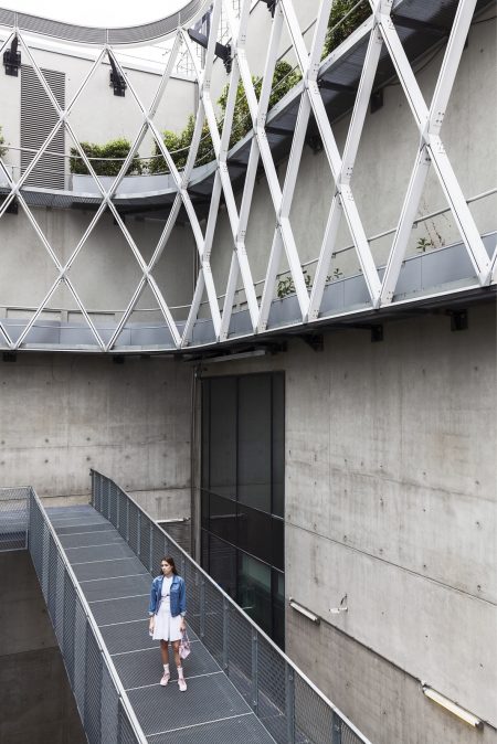 Portrait au grand angle illustrant le tutoriel de photographie de Pierre-Louis Ferrer.